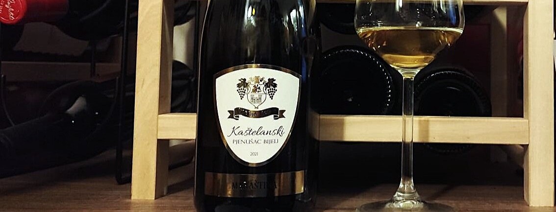 Matela Pjenušac bijeli 2021 is first and foremost an excellent wine, only then a ‘bubbly’! As special as its winemaker