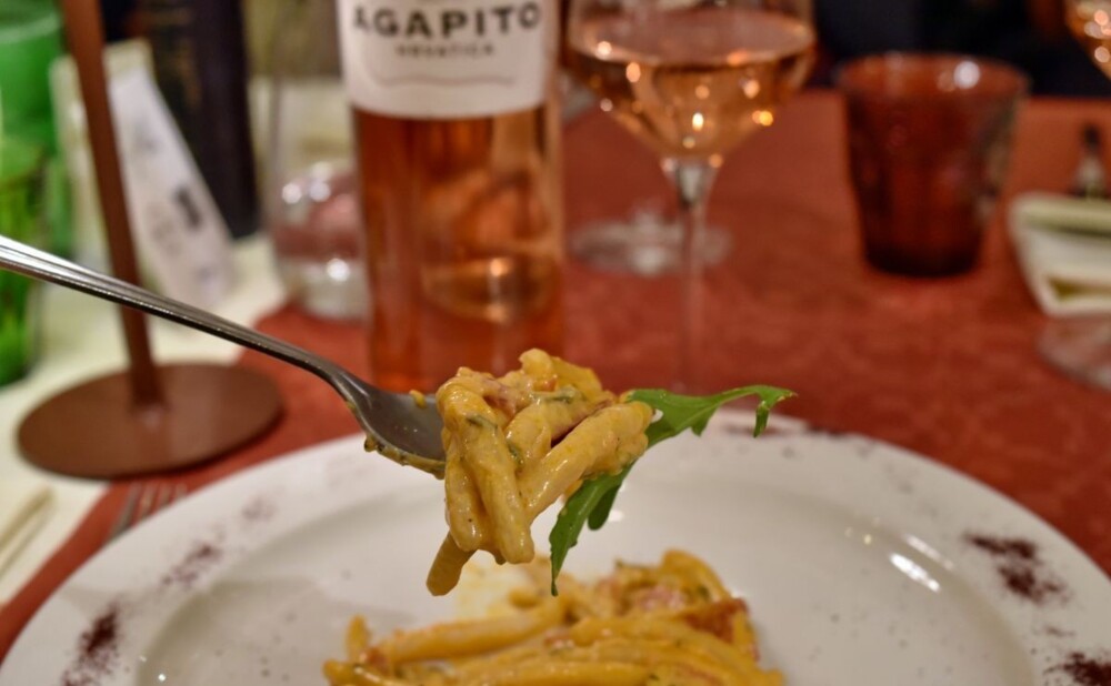 Pljukanci u umaku od pršuta i kadulje sljubljeni s vinom Hrvatica Rosé vinarije Agapito.