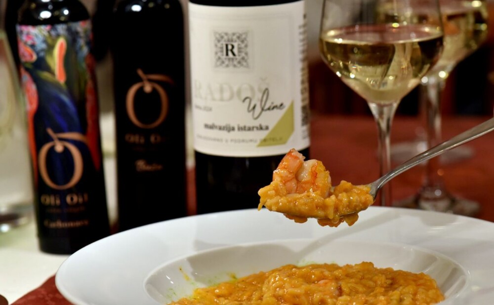 Kušanje istarskih vina i specijaliteta tijekom vinskog događanja u Bistrou Fotić.