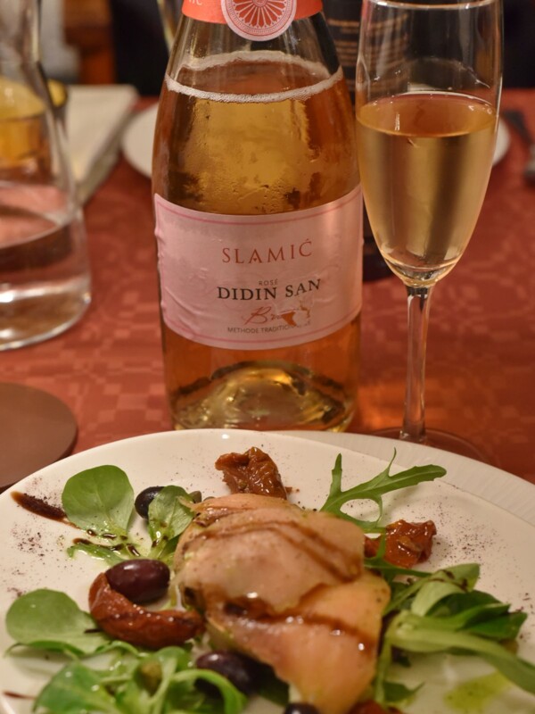 Pjenušac Didin san Rosé brut poslužen uz brusketu s dimljenim lososom na eno-gastro večeri.