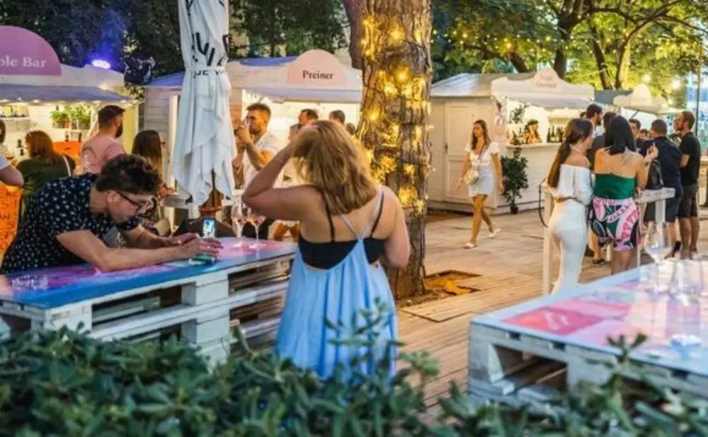 Vinartov Vinski grad u pulskoj Parku grada Graza okuplja istarske vinare, destilerije i ljubitelje vina tijekom ljeta.