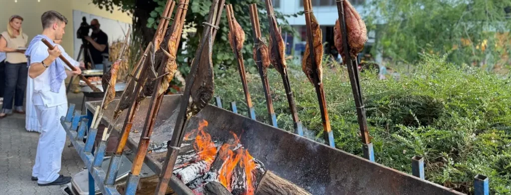 Šarani na rašljama pokraj Jelačić placa: Srijemci i Slavonci u Zagrebu pokazali kako se dočekuju gosti