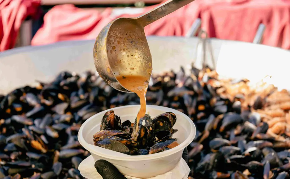 Coastal specialities and wines presented at the Novljanski gušti event amid a seaside atmosphere.