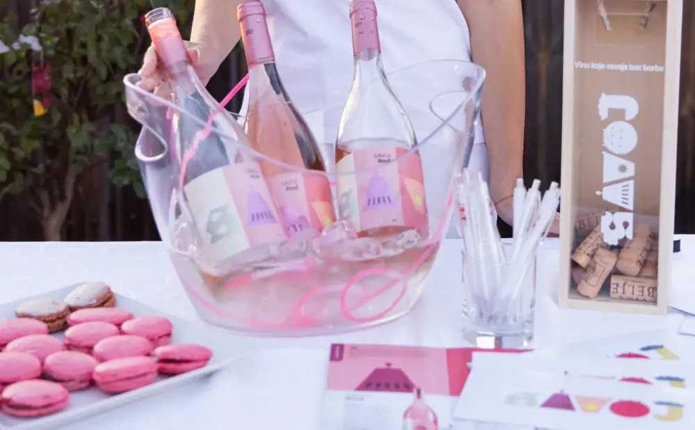 Sávoj Rosé 2024 wins over with fruit aromas, freshness and a delicate salmon hue.