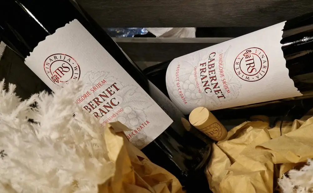 Vatreni plesni performans kao dio zabavnog programa Dunav Wine Festivala.
