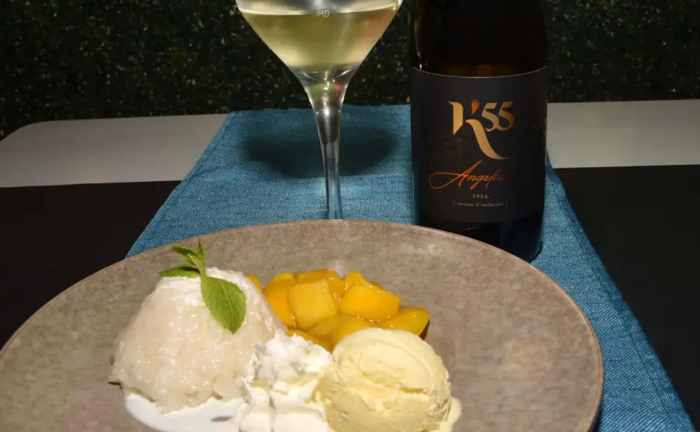 The mango sticky rice dessert was served with the off-dry Cuvee blanc Angelica 2024 of the K55 winery.