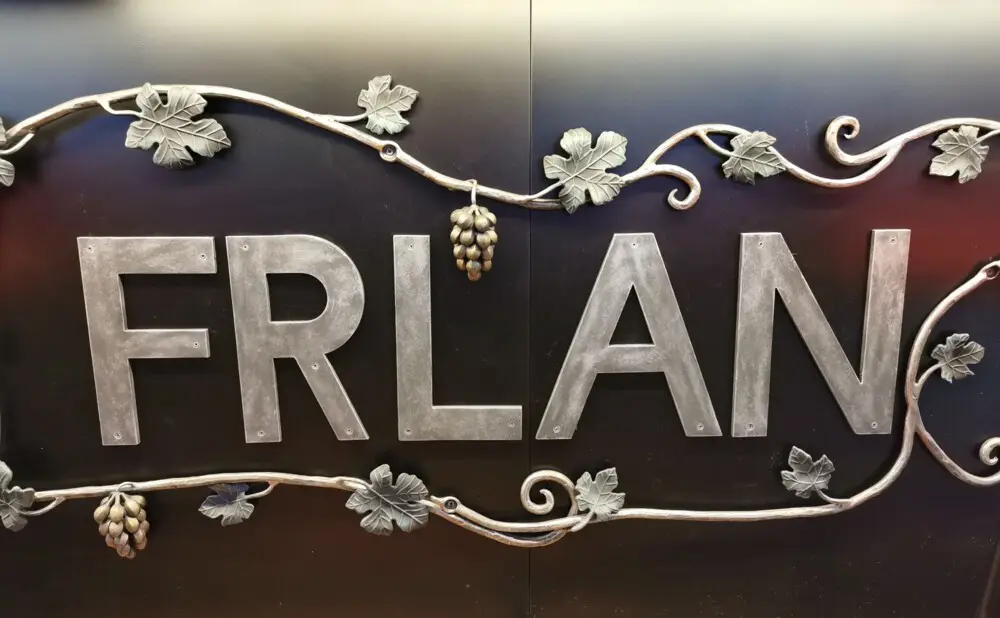 Ivan Frlan presents the wines and gastronomic offer of the Frlan restaurant from Vivodina at the Rizling Raj(n)ski festival in Zagreb.